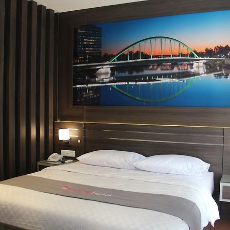 Neotel Hotel City Centre Tanjung Redep Exterior foto
